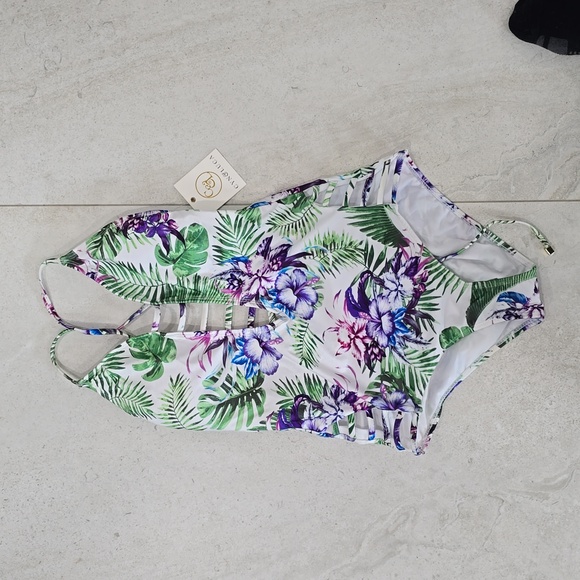 🌺 Tropical Cutout One-Piece Swimsuit – Island Vibes 🌺 - Picture 3 of 7